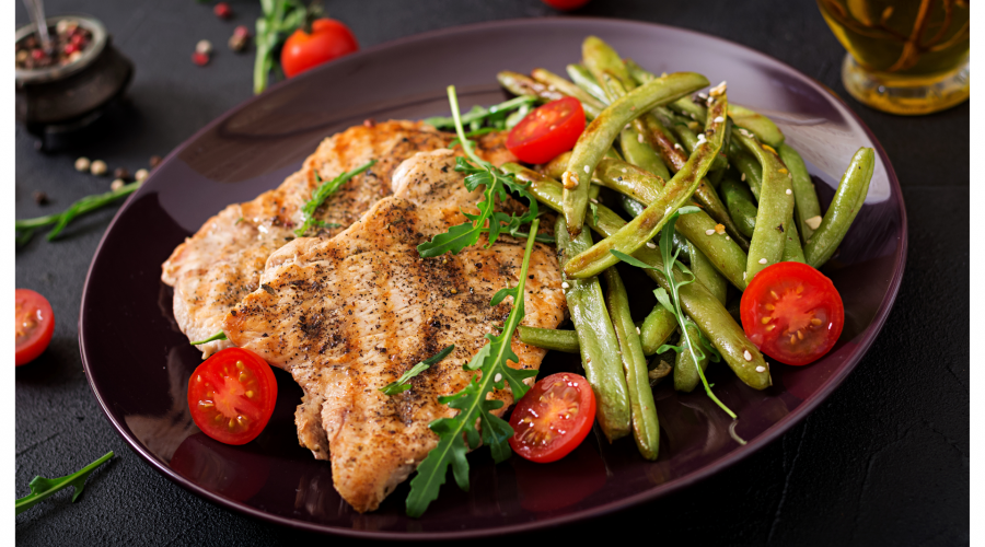 Kuřecí prsa s fazolkami a rajčaty